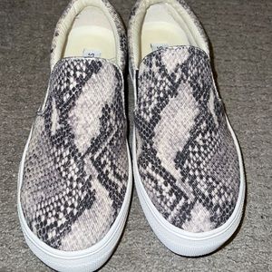 STEVE MADDEN PLATFORM SNAKESKIN PRINT SLIP ONS